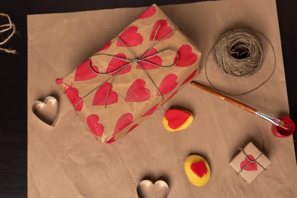 Imagem de carimbos de coração em caixas de papelão.